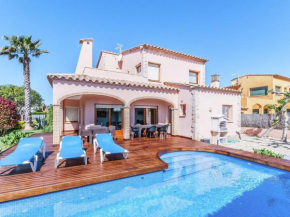  Luxurious Villa St Pere Pescador with Swimming Pool  Сан-Педро-Пескадор
